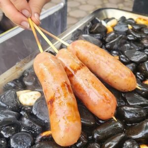 Lạp xưởng nướng đá